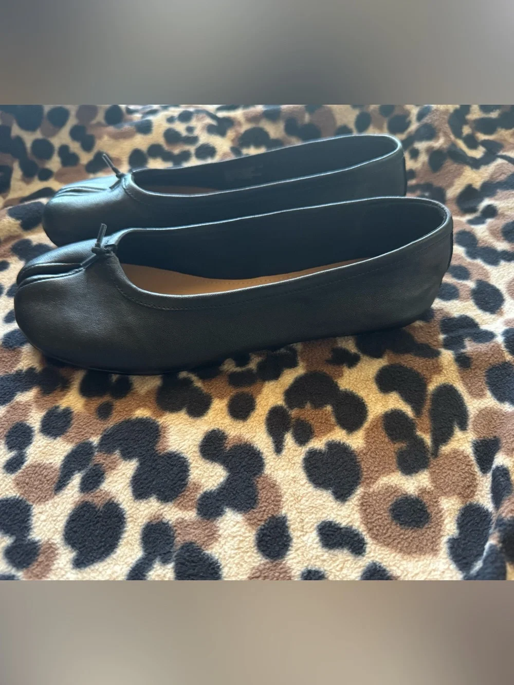 Steve Madden Black Split-Toe Flats – Size 7 - Picture 2 of 7